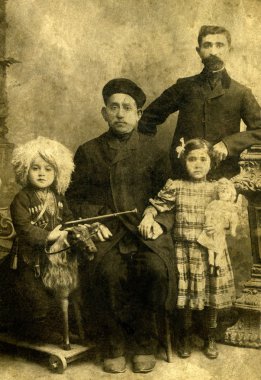 Ermeni bir aile portresi.
