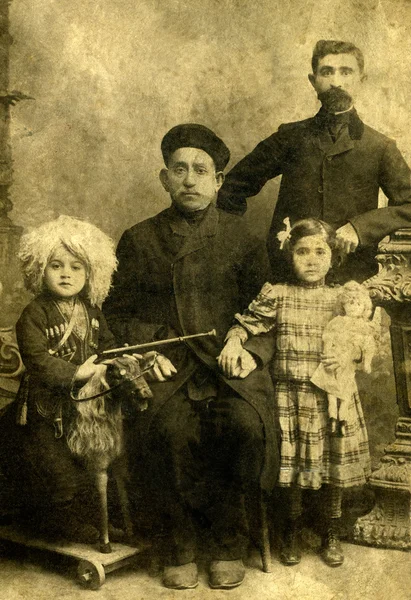 Portrait einer armenischen Familie. — Stockfoto