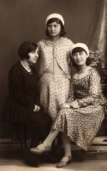 Trzy młode kobiety w studio. — Zdjęcie stockowe