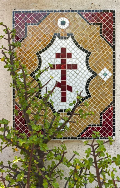 Detail einer Mauer mit einem Mosaik in Form eines Kreuzes — Stockfoto