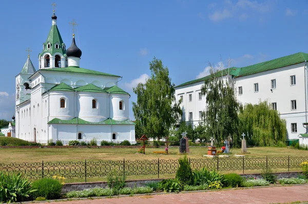 Cattedrale con campanile e cimitero in Russia — Foto Stock