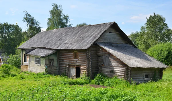 Tradycyjny rosyjski drewniany dom — Zdjęcie stockowe