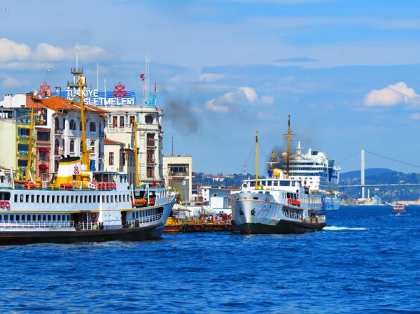 De schepen en de passagier op de kust van het district Eminonu ferries — Stockfoto