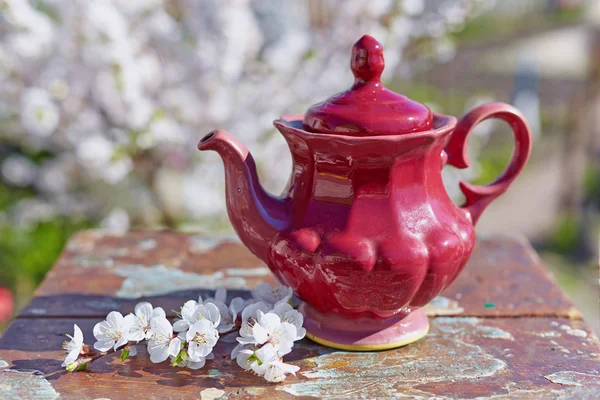 Old teapot on a wooden table. Bright spring day. Shabby chic sty — Stock Photo, Image