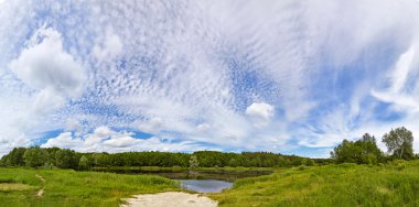 Küçük bir göl ve orman. Manzara çeşitli tamamlayıcı ve olmak
