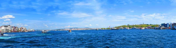 Vistas del Bósforo entre las literas de Kadikoy y Karakoy — Foto de Stock