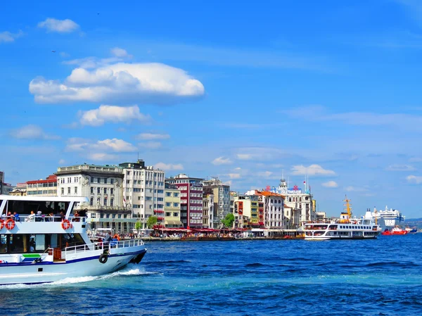 Zwaar verkeer maritieme ligplaats Karakoy — Stockfoto