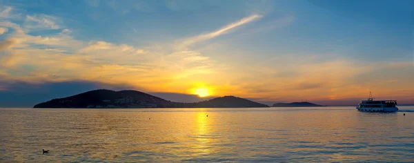 Vacker solnedgång på Princes' Islands. Turkiet, Istanbul, den — Stockfoto