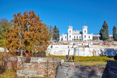 Sharovka, Ukrayna - Ekim 2015 yaklaşık: The White Swan sarayının