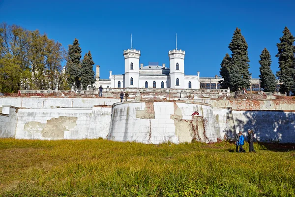 SHAROVKA, UCRÂNIA - CIRCA OUTUBRO 2015: O palácio do Cisne Branco em — Fotografia de Stock