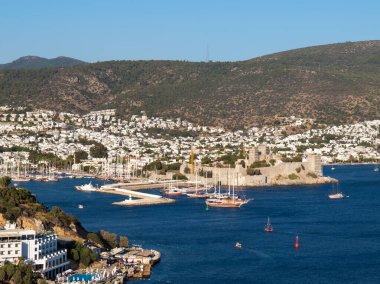 Körfezin ve Bodrum Kalesi 'nin üst manzarası. Deniz Burnu. Akşam aydınlatması. Türkiye.