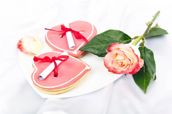 Cookies Valentine Com Scrapbook Rosa Fundo Cetim Branco — Fotografia de Stock