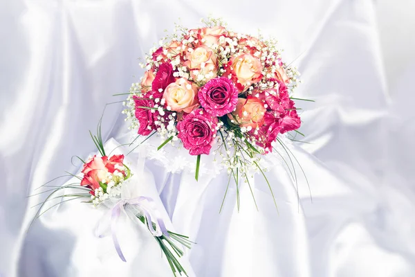 Бутоньерка Невесты Жениха Белом Атласном Фоне — стоковое фото