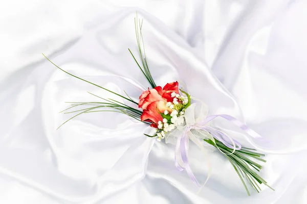 新郎結婚式Boutonniere上の白いサテンの背景 — ストック写真