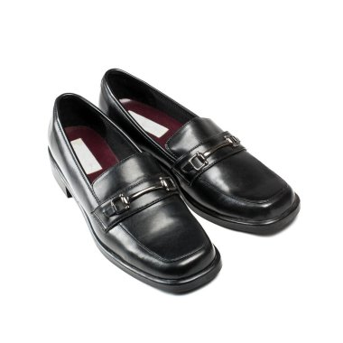 Beyaz arka planda izole edilmiş klasik siyah deri erkek ayakkabıları.