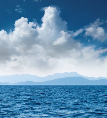 Bulutlar, dağlar ve deniz. Doğa soyut arkaplan