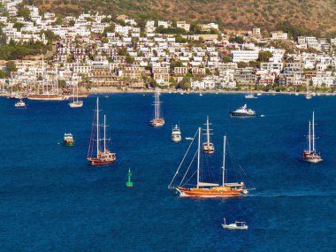 Bodrum Körfezi 'nin akşam manzarası. Bir sürü yatı ve oteli olan güzel bir manzara. Turizm merkezi, Bodrum, Türkiye