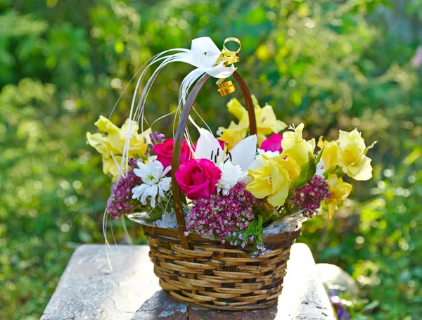 En ljus bukett av rosor och gladiolus på grön trädgård — Stockfoto