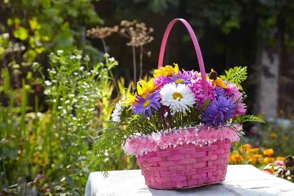 Chrysanthemum bouquet in a basket — Stock Photo, Image