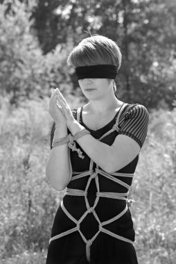 Elleri ile ilişkili kadın bağladılar ve gözü kapalı. Shibari.