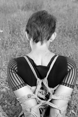 Bağlı kadın. Omuz, bağlı shibari tarzında.