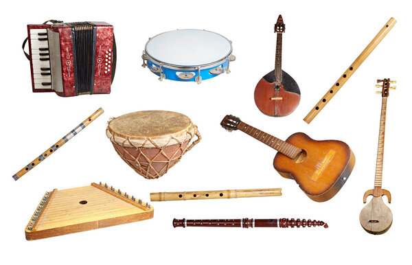 Старые музыкальные инструменты со всего мира, изолированные на белом
