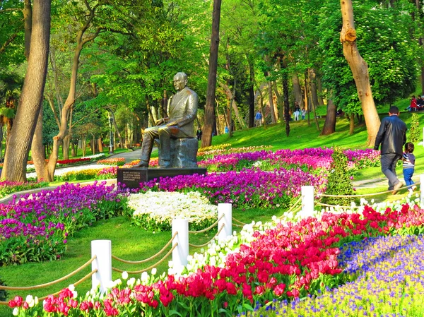 ISTANBUL, TURQUÍA - CIRCA ABRIL 2014: Ataturk Monumento entre blo — Foto de Stock