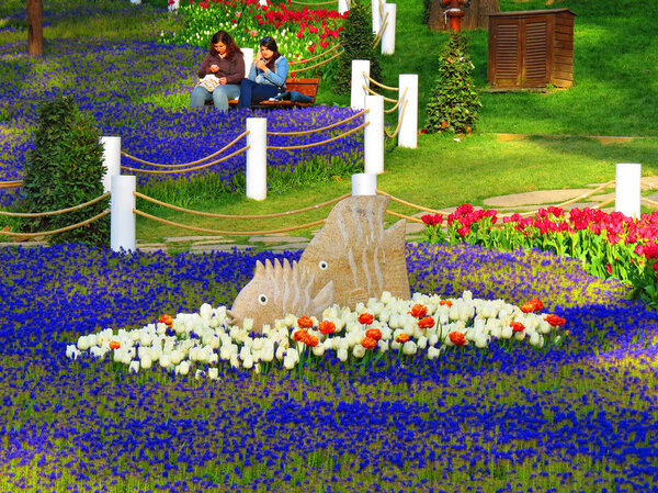 ISTANBUL, TURKEY - CIRCA APRIL 2014: Скульптура рыбы в потоке
