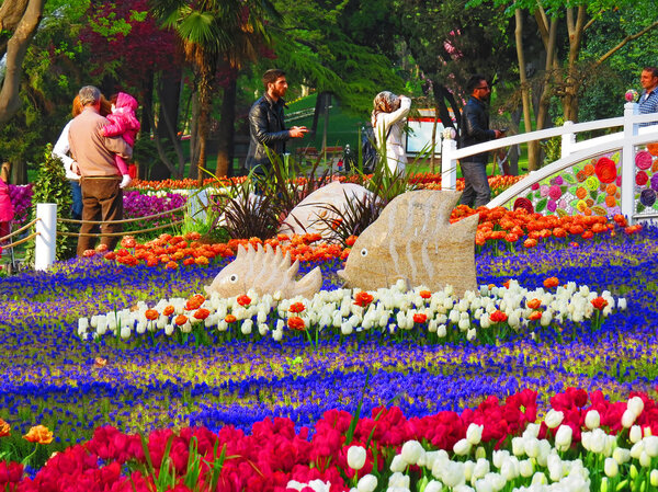 ISTANBUL, TURKEY -- CIRCA APRIL 2014: Туристы ходят среди SC
