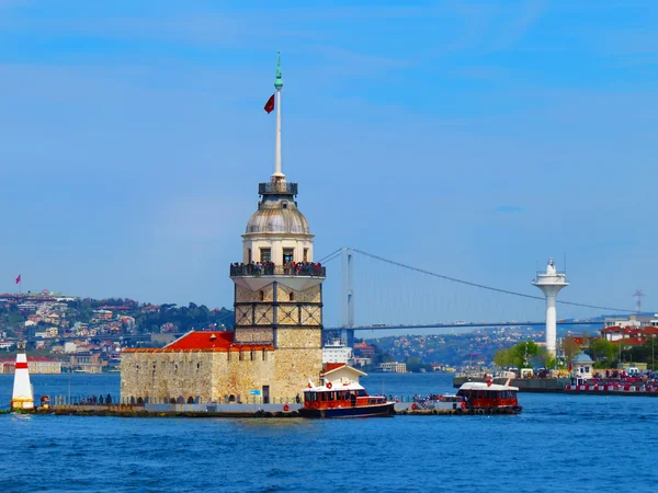 ISTANBUL, TURQUÍA - CIRCA ABRIL 2014: La Torre de la Doncella (Torre — Foto de Stock