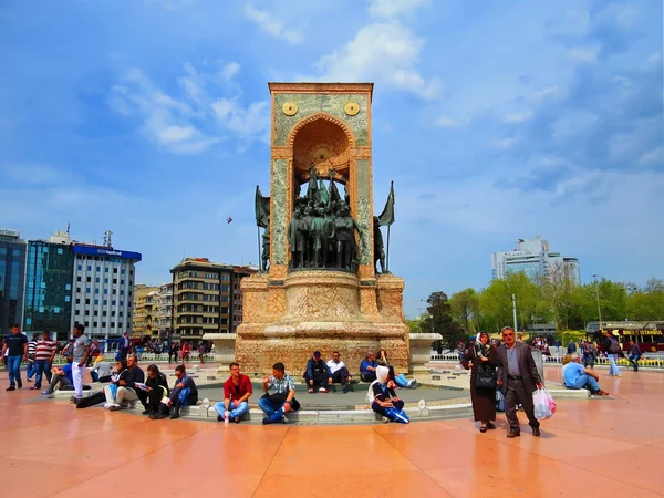 ISTANBUL, TURCHIA-CIRCA APRILE 2014: Ataturk Monumento sulla piazza — Foto Stock