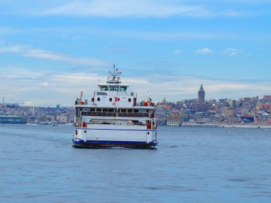 Yolcu feribotu Galata Kulesi doğru hareket ediyor
