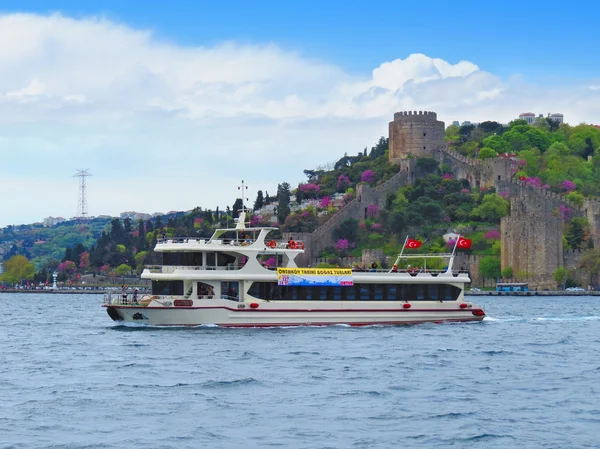Passenger ferry se déplace le long de la forteresse de Rumeli — Photo