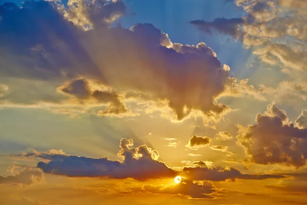 Beautiful sky (sunrise-sunset) with the sun and sunbeams. Abstra — Φωτογραφία Αρχείου