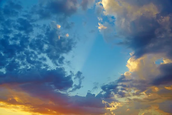 Mooie hemelse achtergrond (zonsondergang-sunrise). Wolken eruit — Stockfoto