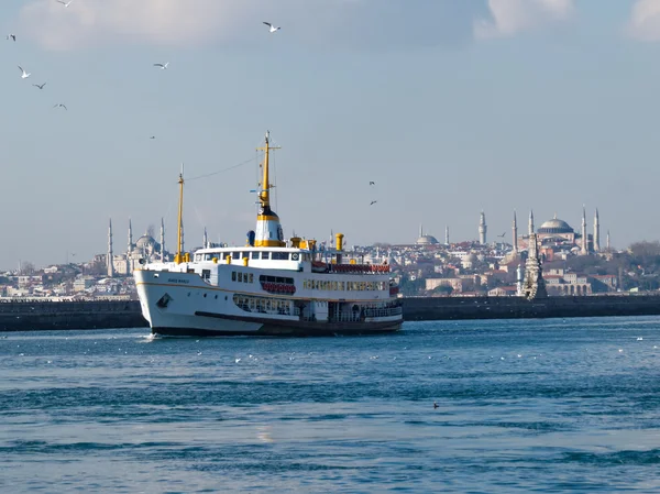 Πλοίο φτάνει από το Ευρωπαϊκό τμήμα της πόλης. — Φωτογραφία Αρχείου