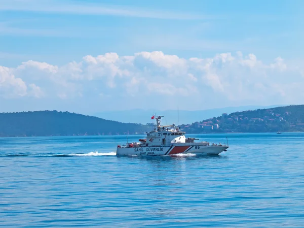 Armed coast guard boat "Sahil Guvenlik" patrols the sea near the Princes' Islands. — Stock Photo, Image