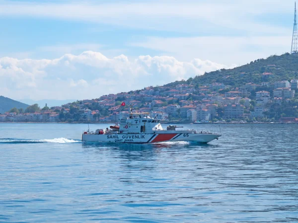 Des garde-côtes armés patrouillent la mer près des îles des Princes . — Photo