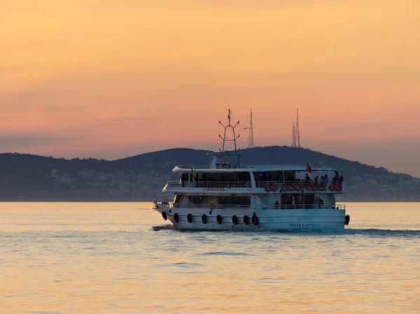The ferry departs from the island Buyukada to continental Istanbul — Stock Photo, Image