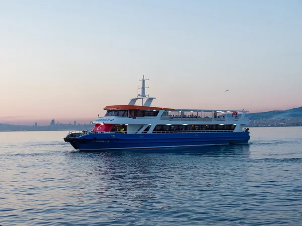 Passenger ferry. View against the evening in Istanbul. — Stock Photo, Image