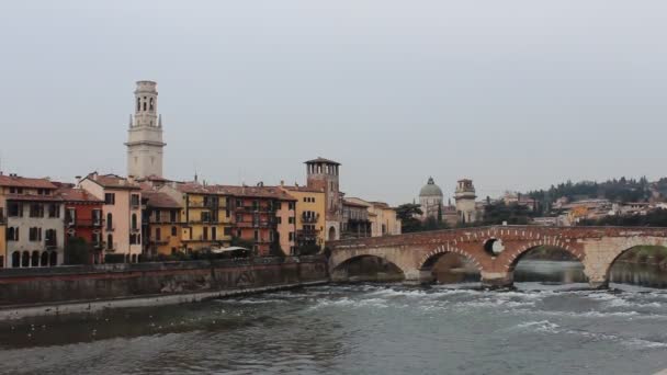 Ponte Pietra, řeky Adige, Verona, Itálie — Stock video