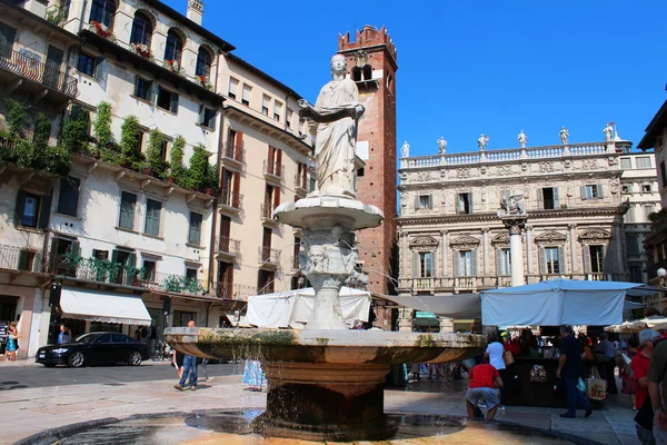 Verona, italien, 26. august 2015, piazza delle erbe — Stockfoto
