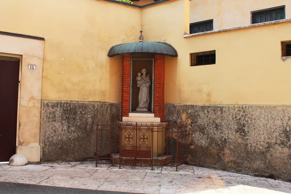 Verona, Italy, Madonna statue — 스톡 사진