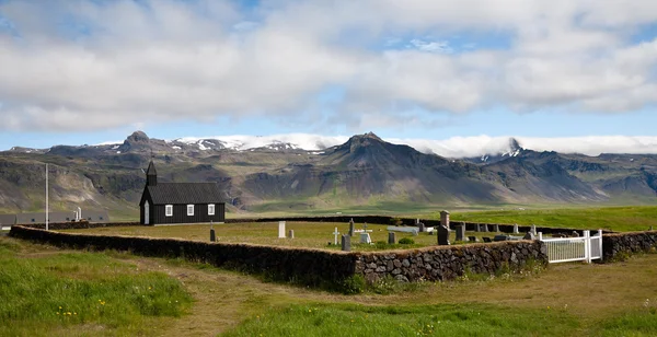 Icelandic black wooden church and cemeery — 图库照片