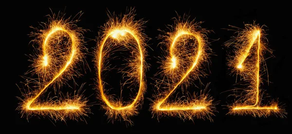 在2021年的黑色背景上闪烁着燃烧的数字 用于设计节日网页横幅和贺卡 用孟加拉灯做成的数字 新年快乐2021年主题 — 图库照片