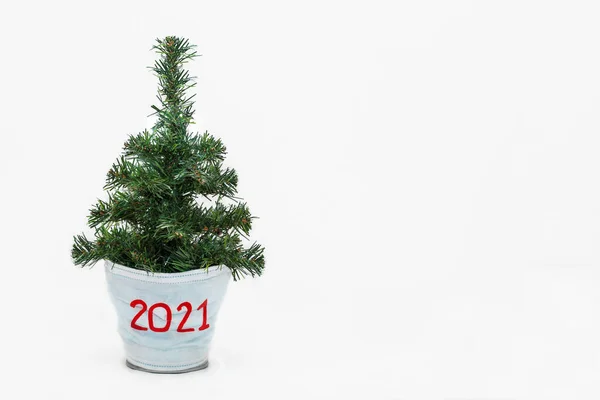 Albero di Natale con maschera medica blu e numeri 2021 su di esso. — Foto Stock