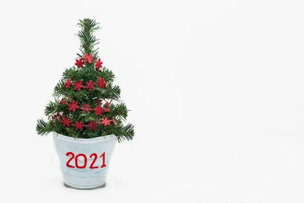 圣诞树，上面有蓝色的医疗面具，号码2021. 免版税图库图片