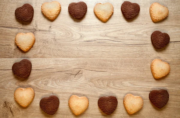 木制背景的情人节心形饼干. 图库图片