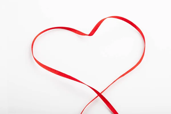 Κόκκινη κορδέλα καρδιά σε λευκό φόντο — Φωτογραφία Αρχείου
