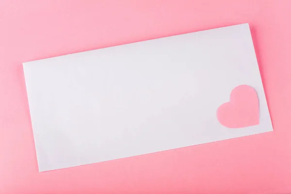 White envelop with pink paper heart — Stock Photo, Image